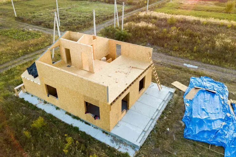 Vivienda residencial en fase de obra gris mostrando paneles SIP y entramado de madera